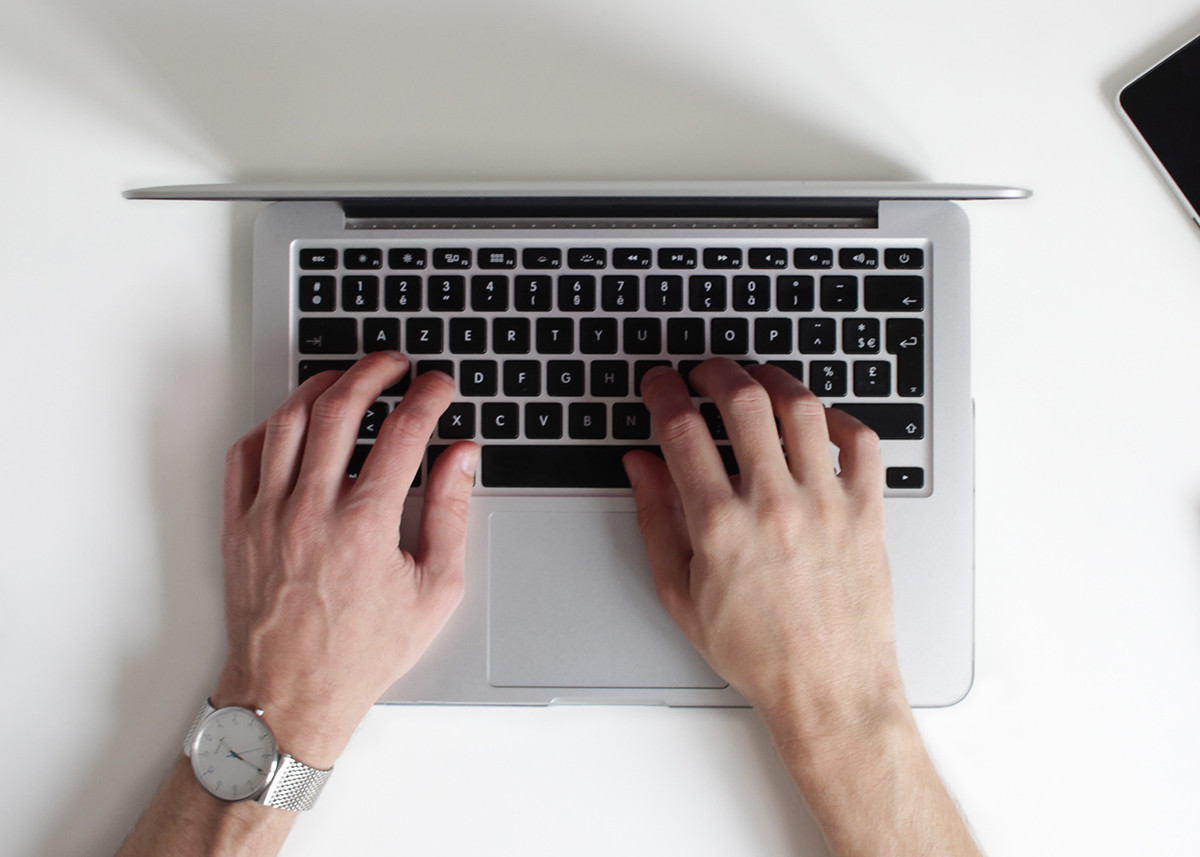 De ce Este Esențial să Lucrezi la Laptop și Cum Alegi Modelul Potrivit?